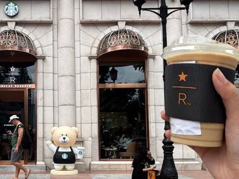 Cảnh tượng bất ngờ xảy ra trong ngày khai trương Starbucks mới sau khi từ bỏ mặt bằng cũ gần 1 tỷ/tháng