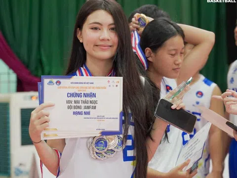 Hạt Dẻ nhà MC Quyền Linh khoe giải thưởng, visual sáng bừng trên sân bóng rổ, thái độ với bạn bè mới gây chú ý