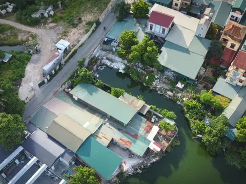 Cận cảnh hồ 25.000m2 ở Hà Nội bị lấn chiếm, xây dựng trái phép