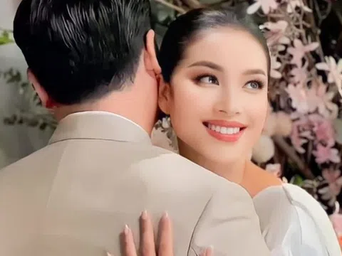 Hoa hậu Phạm Hương về Việt Nam giữa lúc chồng đại gia lộ dấu hiệu lạ?