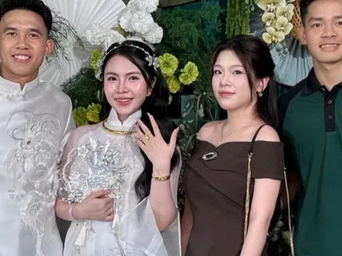 Sao U23 Việt Nam bí mật cưới cô chủ tiệm vàng yêu từ năm 17 tuổi, nhan sắc và gia thế nàng WAG gây sốt