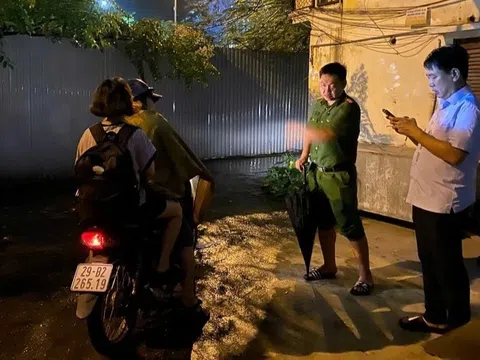Di dời gấp nhiều hộ dân khỏi khu tập thể nguy hiểm bậc nhất Hà Nội trước khi bão về