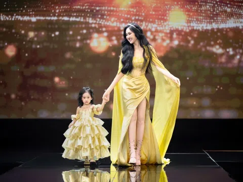 Con gái Á hậu xinh như búp bê, 2 tuổi đã catwalk dạn dĩ và nói được song ngữ