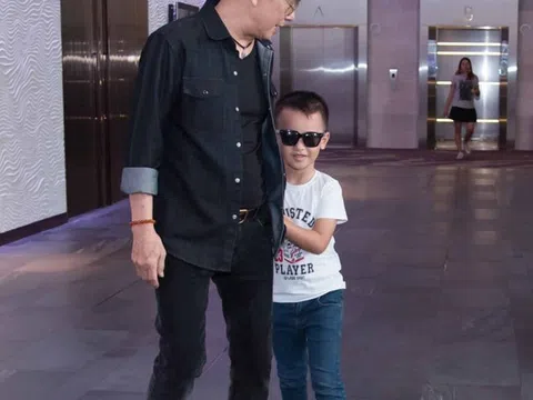 Chuyện tình của nam nhạc sĩ nổi tiếng với vợ kém 44 tuổi, 71 tuổi làm bố bỉm sữa, vẫn muốn đẻ nữa