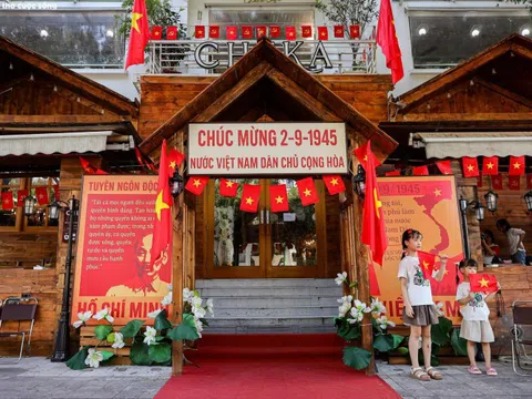 Quán cà phê Hà Nội rực sắc cờ đỏ sao vàng chào mừng 80 năm Quốc khánh 2/9