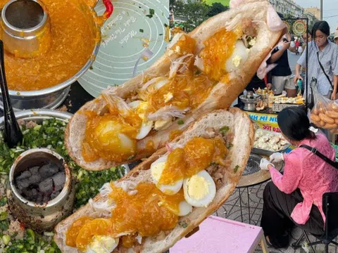 Cô bé 14 tuổi ở TPHCM gây sốt với món bánh mì gạch cua, chỉ mở bán đúng 2 tiếng là hết sạch 600 phần!