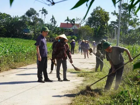 Hà Tĩnh: Cán bộ xắn tay cùng nhân dân dọn rác trước ngày trọng đại