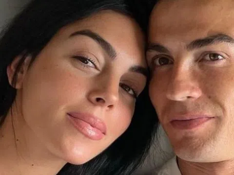 Ronaldo cầu hôn bạn gái