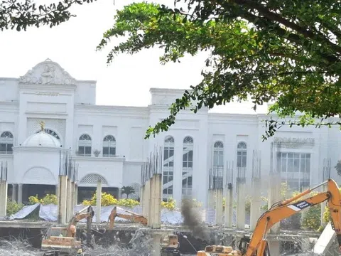 Tháo dỡ Khu phức hợp thương mại dịch vụ và căn hộ cao cấp xây dựng trái phép