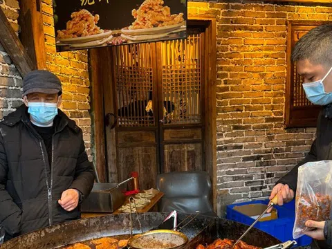 Khách Việt ăn đặc sản khi đi Trung Quốc, nhận xét: "Đời tôi chưa bao giờ nghĩ sẽ phải làm thế này!"