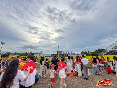 Không phải Phan Đình Phùng, đây mới là con phố đông nàng thơ nhất Hà Nội lúc này: Không khí đón 2/9 rộn rã vô cùng!