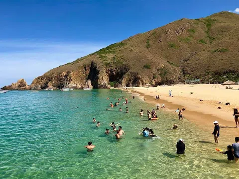 Không phải Đà Nẵng, Nha Trang, đây là nơi được du khách nhận xét: Ít ở đâu biển đẹp mà sạch thế này!