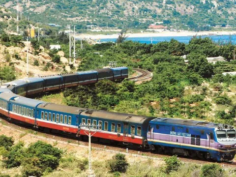 Chuyến tàu đi 8 ngày 7 đêm, chạy chưa tới 50km/giờ, du khách nhận xét: Đúng là khách sạn trên đường ray