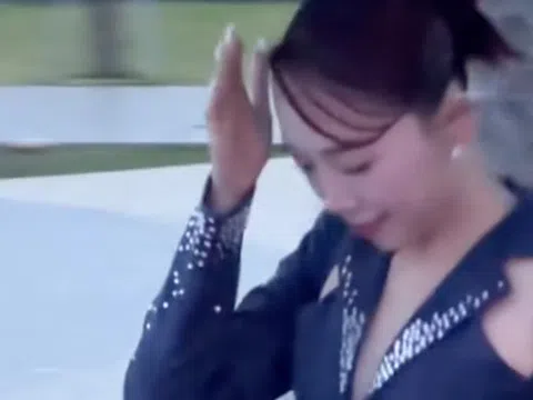 Lộ video Tóc Tiên được cả dàn bảo vệ tháp tùng, tay làm 1 hành động gây tranh cãi