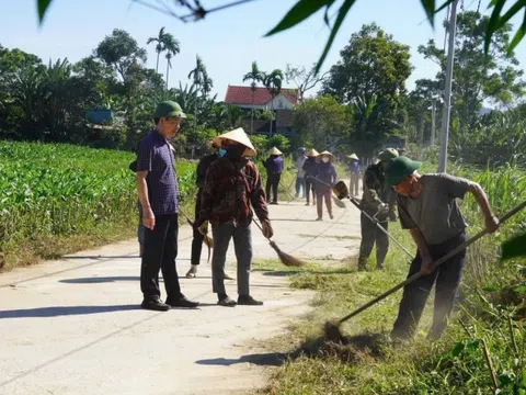 Hà Tĩnh: Cán bộ xắn tay cùng nhân dân dọn rác trước ngày trọng đại