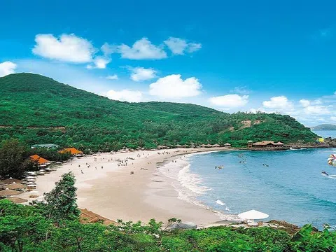 Bãi biển biệt lập cách trung tâm chưa tới 10km, du khách nhận xét: Đúng là biển xanh, cát trắng!