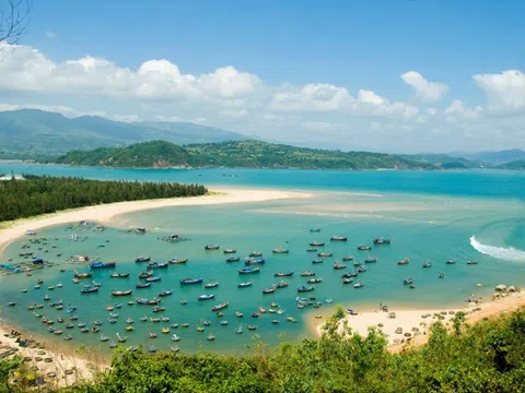 Nơi nhìn thẳng ra một trong những vịnh biển đẹp nhất Việt Nam, du khách đến được hưởng dịch vụ 4 - 6 sao