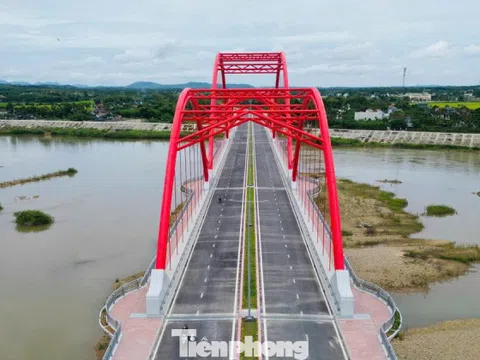 Cận cảnh cầu vòm thép đầu tiên ở Quảng Ngãi mang tên Phước Lộc