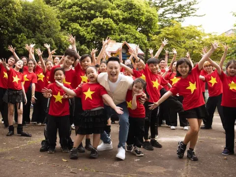 "Yêu nụ cười Việt Nam", Hoàng Bách kể chuyện dấu ấn "nụ cười" tươi sáng từ tình yêu đất nước