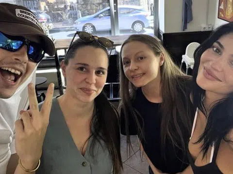 Hẹn hò kiểu tỷ phú: Kylie Jenner bay 12 tiếng để gặp Timothée Chalamet chỉ vì quá nhớ bạn trai!