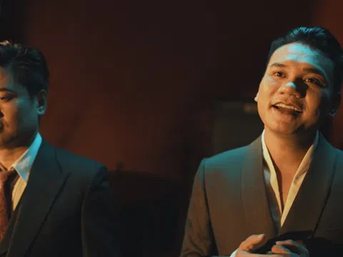 Giám đốc 1 Nhà hát nhận lời song ca, Khắc Việt phải thốt lên "may mắn đặc biệt"
