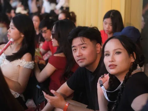 50.000 người đổ về Đông Anh bất chấp mưa trắng trời