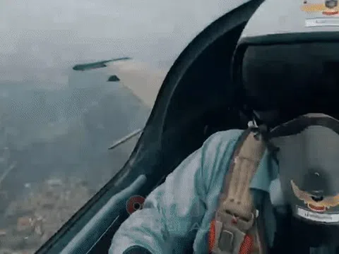 [CLIP] Phi công SU-30MK2 đưa tay chào cực nghệ khi chao lượn trên bầu trời Hà Nội, tiến về Ba Đình