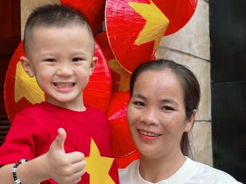 Quý tử nhà Duy Mạnh hot nhất phố Nguyễn Thái Học, được người dân đi xem tổng hợp luyện A80 thi nhau xin chụp ảnh