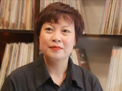 Đạo diễn ‘Mưa đỏ’ cầu xin khán giả