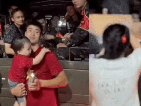 Vợ chồng Duy Mạnh tặng kem, "sĩ hết nấc" khi chụp ảnh cùng chiến sĩ A80