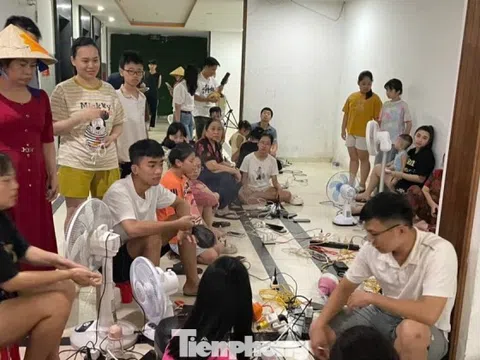Chật kín người ngồi chờ sạc điện thoại ở trung tâm thương mại, chung cư