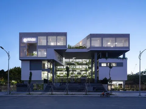 Được cải tạo từ 1 trường tiểu học cũ, công trình hơn 2.000m2 hình chữ U này gây ấn tượng với thiết kế bất đối xứng, còn giành giải quốc tế danh giá