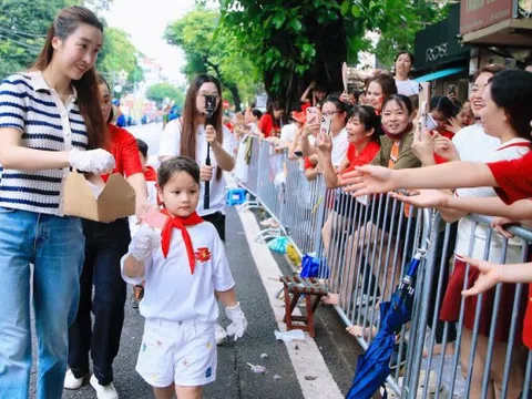 Xôn xao khắp phố: Hoa hậu Đỗ Mỹ Linh bất ngờ phát kem cho bà con đi xem A80, nhan sắc đời thường gây sốt!