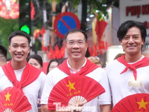 Đen Vâu, Hoàng Thùy Linh và xạ thủ Hoàng Xuân Vinh diễu hành ở Quảng trường Ba Đình