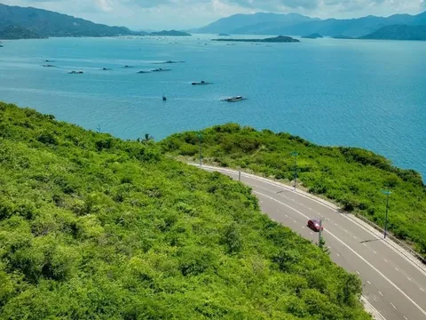 Cung đường một bên là núi, một bên là biển, du khách nhận xét: "Nhất định phải đi qua một lần trong đời!"