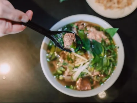 Không phải bún thang, món ăn chỉ từ 35.000 đồng/bát này mới là hương vị Việt lọt top ngon nhất thế giới