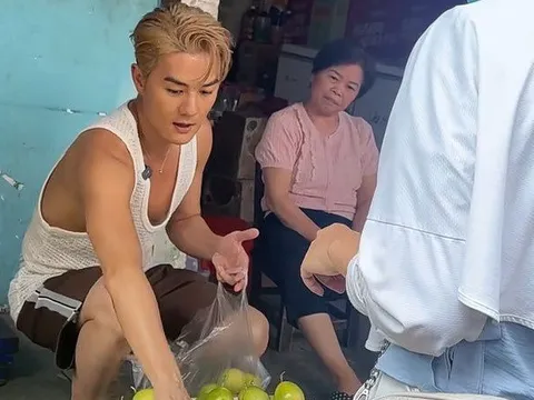 1 Anh Trai Vượt Ngàn Chông Gai thất thế, ngồi lầm lũi bán trái cây lề đường mưu sinh?