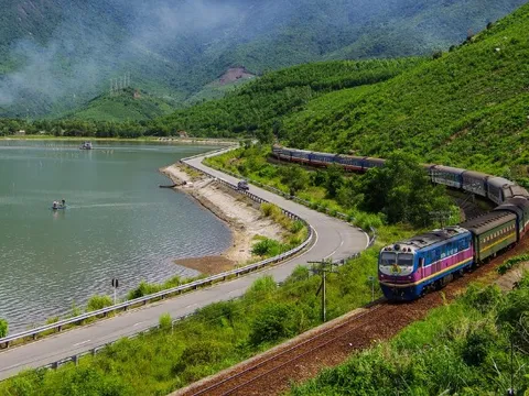 Chuyến tàu chạy hơn 100km, đi mất hơn 2 giờ đồng hồ: Du khách nhận xét "Rất đáng mong chờ!"