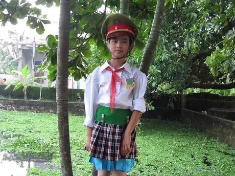 Bức ảnh bé gái đeo khăn quàng đỏ gây sốt: Giờ là Hoa hậu học giỏi, sở hữu đôi chân đẹp nhất showbiz Việt