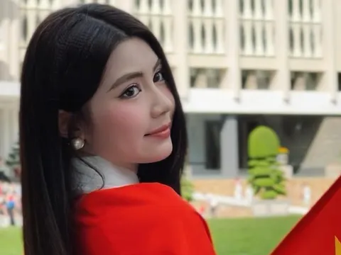 Ái nữ MC Quyền Linh khoe chân dài, dáng xinh, diện đồ bóng rổ rộng thùng thình vẫn xinh bất chấp