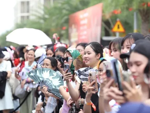 Hàng vạn người đổ đi xem concert cuối cùng của 33 anh tài