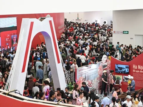 Hot nhất cuối tuần này: Trung tâm triển lãm quốc gia tiếp tục hút khách đông nghịt như đang nghỉ lễ