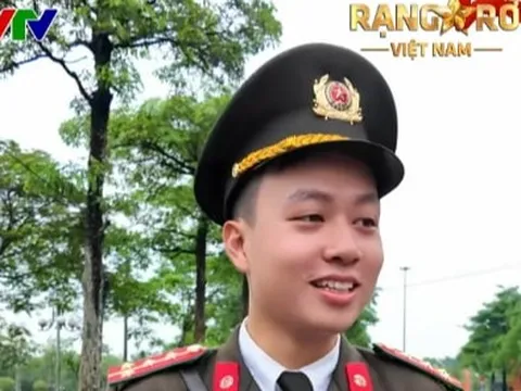 Nam sinh trong đội hình diễu binh được VTV phỏng vấn gây sốt: Đẹp trai chỉ là phụ, profile học vấn mới thực sự khủng khiếp!