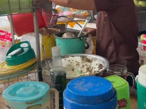 Quán nước ở An Giang bị côn trùng bu kín, khách vẫn xếp hàng chờ mua