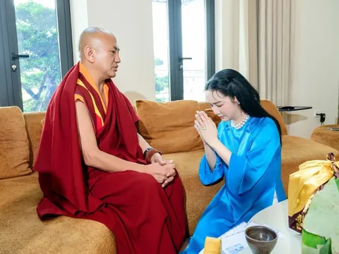 Bên trong biệt thự to như cung điện của người đẹp từng là "bóng hồng" của Chủ tịch một tập đoàn lớn