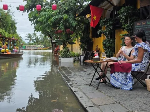 Du khách nước ngoài thích thú lội nước, 'săn' ảnh phố cổ Hội An ngày ngập lụt