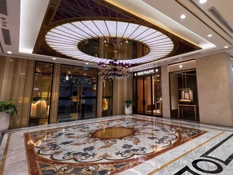 Ngắm tòa nhà đầu tiên kết nối với ga metro: Nơi Hermès, Dior, Bvlgari hội tụ, từng 'nằm trong tay' tỷ phú Phạm Nhật Vượng