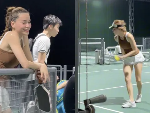 Tóm dính Hồ Ngọc Hà trên sân pickleball: Đôi "kiếm Nhật" nhìn mê tít, mặt mộc chấm vội 0 điểm!