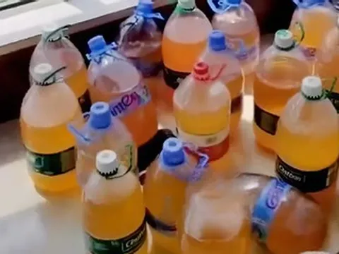 Khách rời đi để lại 'núi rác' và hàng chục chai nước tiểu, chủ nhà sốc nặng