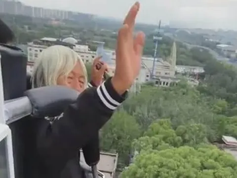 Ông lão 75 tuổi đi tàu lượn siêu tốc 43 lần/ngày gây sốt